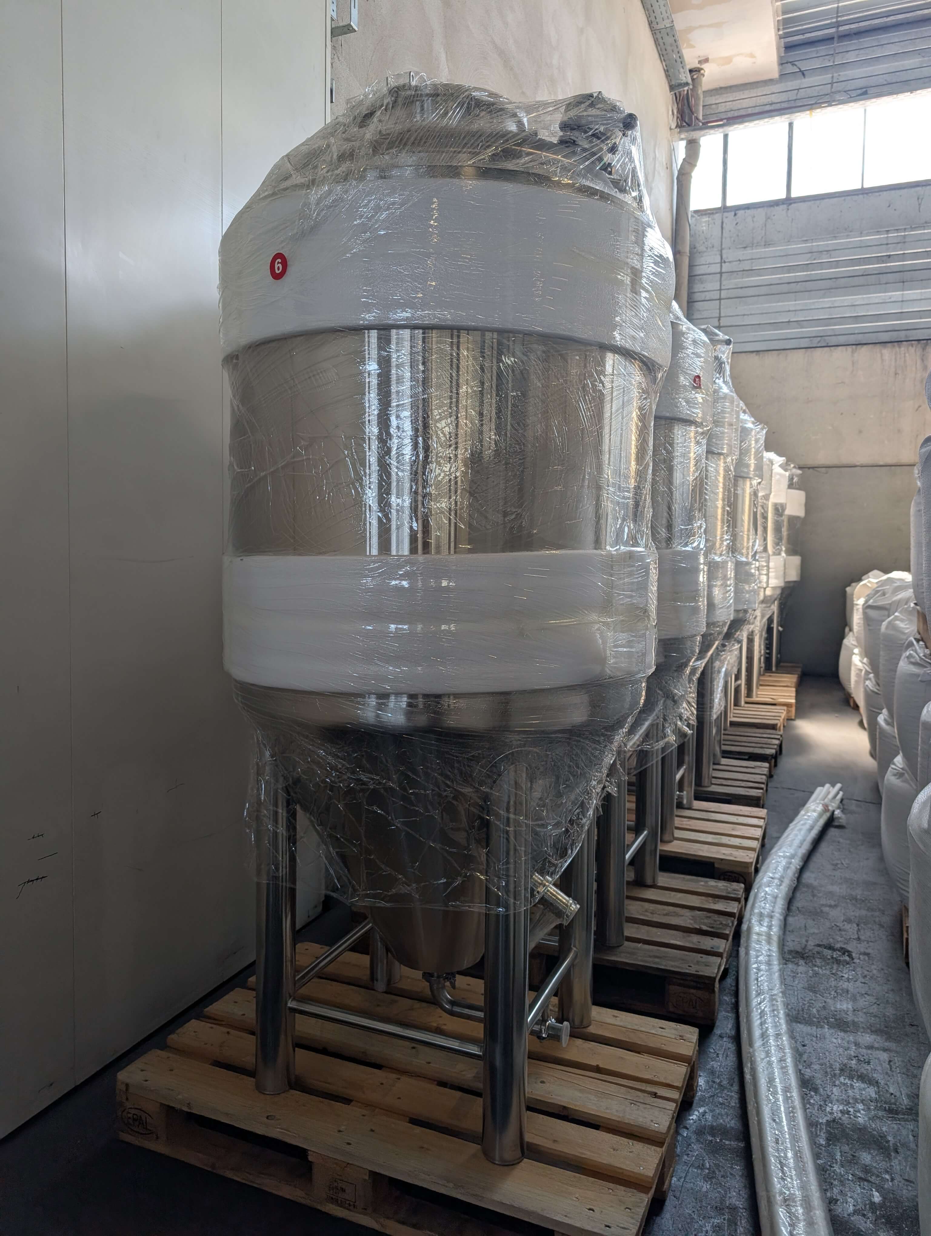 Lagerbestand an 500L Craft Beer Gärtanks, fertig verpackt und sofort lieferbar aus Österreich.